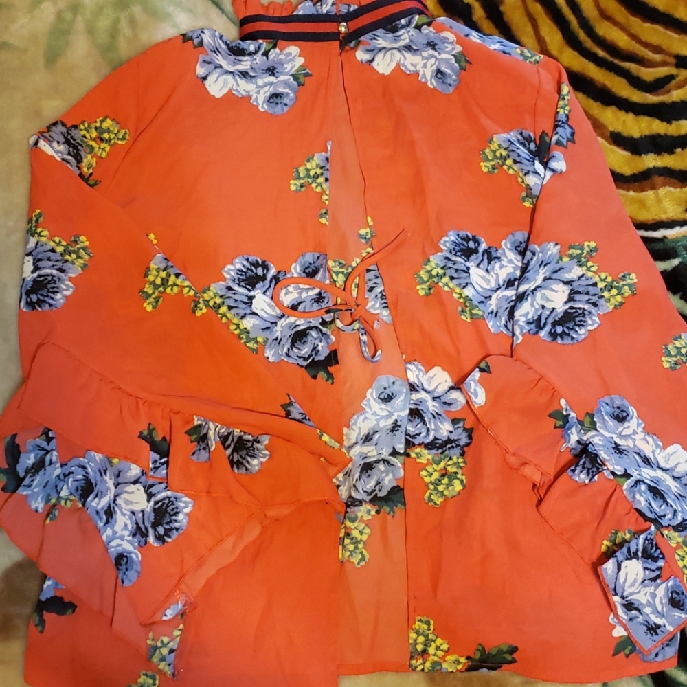 💐 Beautiful Floral Print Blouse